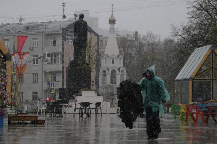 Москва.  Мужчина в плаще на Тверском  бульваре.