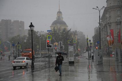 Москва.  Прохожие под дождем  на площади Никитских Ворот.