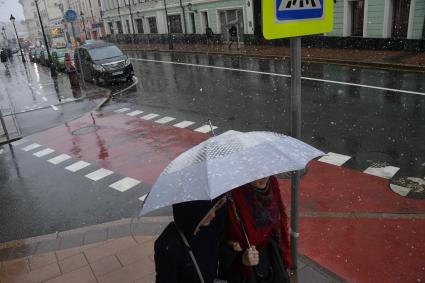 Москва.  Прохожие под снегом на Большой Никитской улице.