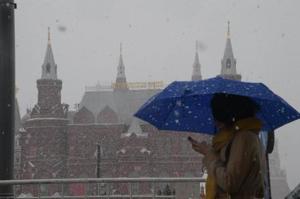 Москва.   Женщина под зонтом на Манежной площади.