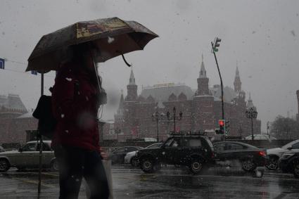 Москва.   Женщина под зонтом на Манежной площади.