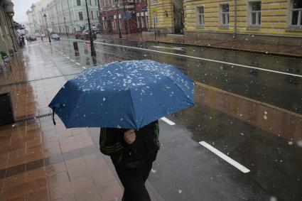 Москва.  Прохожие под снегом на Большой Никитской улице.