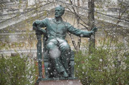 Москва.  Памятник П.И.Чайковскому на Большой Никитской улице.