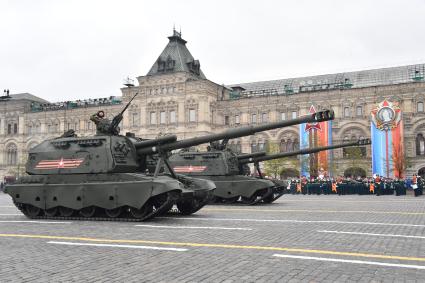 Москва. Самоходные гаубицы `Мста-С` на Красной площади во время военного парада, посвященного 72-й годовщине Победы в Великой Отечественной войне.