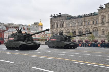 Москва.  Самоходные гаубицы `Мста-С` на Красной площади во время военного парада, посвященного 72-й годовщине Победы в Великой Отечественной войне.