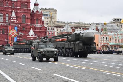 Москва. Подвижный грунтовый ракетный комплекс (ПГРК) с межконтинентальной баллистической ракетой РС-24 `Ярс` и бронеавтомобиль `Тигр-М` на Красной площади во время военного парада, посвященного 72-й годовщине Победы в Великой Отечественной войне.