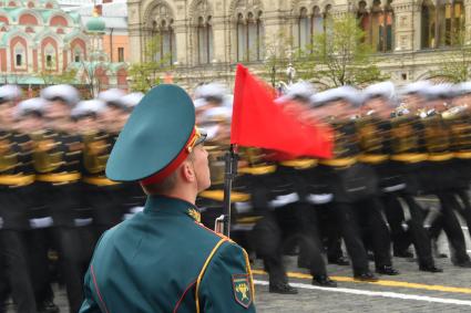 Москва.  Военнослужащие  на Красной площади во время военного парада, посвященного 72-й годовщине Победы в Великой Отечественной войне.