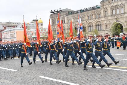 Москва.  Курсанты МЧС России на Красной площади во время военного парада, посвященного 72-й годовщине Победы в Великой Отечественной войне.