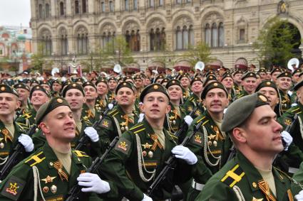 Москва. Курсанты Военной академии ракетных войск стратегического назначения имени Петра Великого на Красной площади во время военного парада, посвященного 72-й годовщине Победы в Великой Отечественной войне.