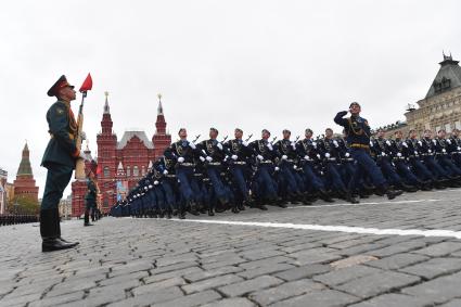 Москва.  Курсанты Военно-воздушной академии имени Жуковского и Гагарина на Красной площади во время военного парада, посвященного 72-й годовщине Победы в Великой Отечественной войне.