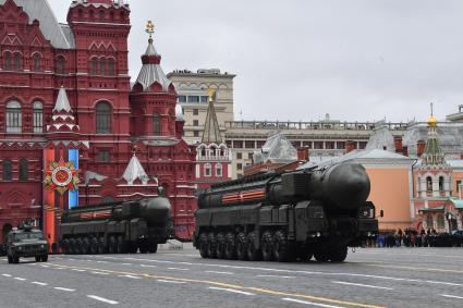 Москва. Подвижный грунтовый ракетный комплекс (ПГРК) с межконтинентальной баллистической ракетой РС-24 `Ярс` и бронеавтомобиль `Тигр-М` на Красной площади во время военного парада, посвященного 72-й годовщине Победы в Великой Отечественной войне.