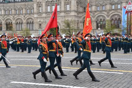 Москва.  Почетный караул 154-го отдельного комендантского Преображенского полка  на Красной площади во время военного парада, посвященного 72-й годовщине Победы в Великой Отечественной войне.