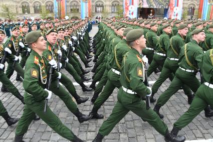 Москва.  Курсанты Военной академии материально-технического обеспечения имени генерала армии Хрулева  на Красной площади во время военного парада, посвященного 72-й годовщине Победы в Великой Отечественной войне.