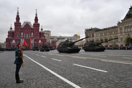 Москва.  Самоходные гаубицы `Мста-С` на Красной площади во время военного парада, посвященного 72-й годовщине Победы в Великой Отечественной войне.