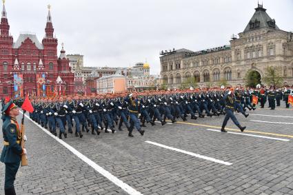 Москва.  Курсанты МЧС России на Красной площади во время военного парада, посвященного 72-й годовщине Победы в Великой Отечественной войне.