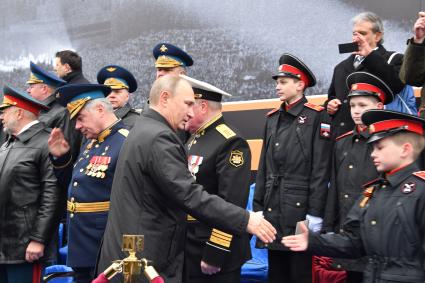 Москва. Президент России Владимир Путин (в центре) на Красной площади во время военного парада, посвященного 72-й годовщине Победы в Великой Отечественной войне.