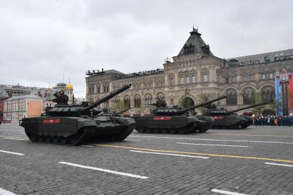 Москва.   Танки Т-72Б3 на Красной площади во время военного парада, посвященного 72-й годовщине Победы в Великой Отечественной войне.