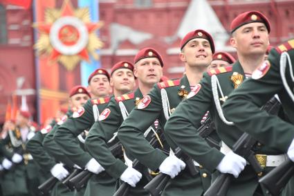 Москва.  Войска национальной гвардии  на Красной площади во время военного парада, посвященного 72-й годовщине Победы в Великой Отечественной войне.