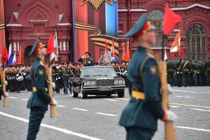 Москва. Главнокомандующий Сухопутных войск РФ генерал-полковник Олег Салюков (в центре)  на Красной площади во время военного парада, посвященного 72-й годовщине Победы в Великой Отечественной войне.