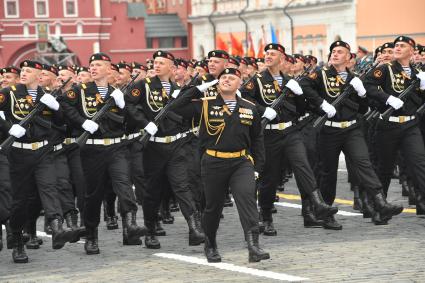 Москва.  Морские пехотинцы 336-й отдельной гвардейской Белостокской бригады Балтийского флота на Красной площади во время военного парада, посвященного 72-й годовщине Победы в Великой Отечественной войне.