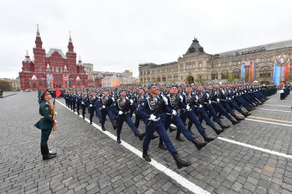 Москва.  Курсанты Военно-воздушной академии имени Жуковского и Гагарина на Красной площади во время военного парада, посвященного 72-й годовщине Победы в Великой Отечественной войне.