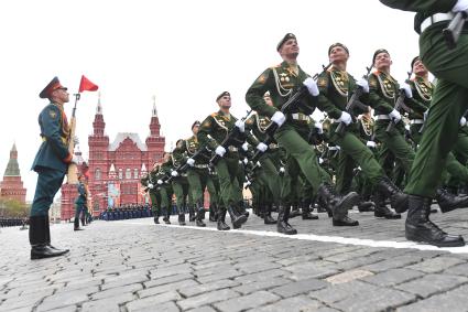 Москва.  Курсанты Военной академии материально-технического обеспечения имени генерала армии Хрулева на Красной площади во время военного парада, посвященного 72-й годовщине Победы в Великой Отечественной войне.