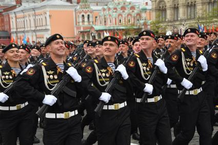 Москва.  Морские пехотинцы 336-й отдельной гвардейской Белостокской бригады Балтийского флота на Красной площади во время военного парада, посвященного 72-й годовщине Победы в Великой Отечественной войне.