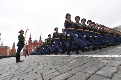 Москва.  Парадный расчет Военно-воздушной академии имени Жуковского и Гагарина на Красной площади во время военного парада, посвященного 72-й годовщине Победы в Великой Отечественной войне.