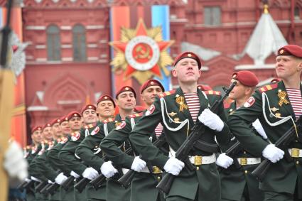 Москва. Войска национальной гвардии на Красной площади во время военного парада, посвященного 72-й годовщине Победы в Великой Отечественной войне.