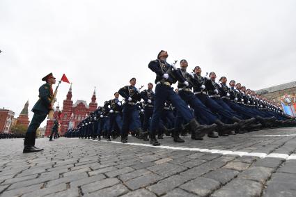 Москва.  Курсанты Военно-воздушной академии имени Жуковского и Гагарина на Красной площади во время военного парада, посвященного 72-й годовщине Победы в Великой Отечественной войне.