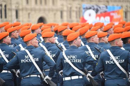 Москва. Курсанты МЧС России на Красной площади во время военного парада, посвященного 72-й годовщине Победы в Великой Отечественной войне.