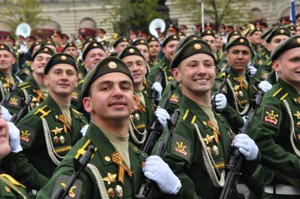 Москва. Курсанты Военной академии ракетных войск стратегического назначения имени Петра Великого на Красной площади во время военного парада, посвященного 72-й годовщине Победы в Великой Отечественной войне.