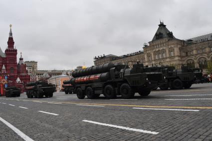 Москва. Зенитная ракетная система С-400 `Триумф` на Красной площади во время военного парада, посвященного 72-й годовщине Победы в Великой Отечественной войне.