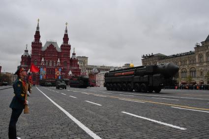 Москва. Подвижный грунтовый ракетный комплекс (ПГРК) с межконтинентальной баллистической ракетой РС-24 `Ярс` и бронеавтомобиль `Тигр-М` на Красной площади во время военного парада, посвященного 72-й годовщине Победы в Великой Отечественной войне.