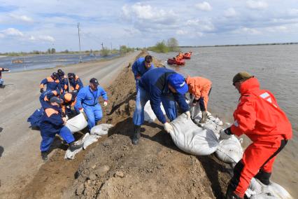 Тюменская область,  Ишим. Сотрудники МЧС   России  проводят   работы по укреплению дамбы .