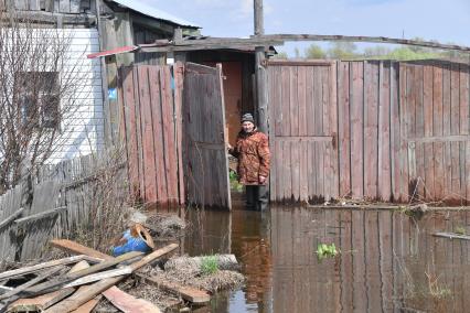 Тюменская область,  Ишим.  Местный житель  во дворе  дома , подтопленного  в результате сильного паводка.