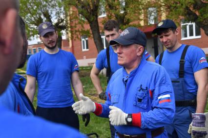 Тюменская область,  Ишим. Сотрудники МЧС России прибыли  в город для работ по укреплению дамбы.