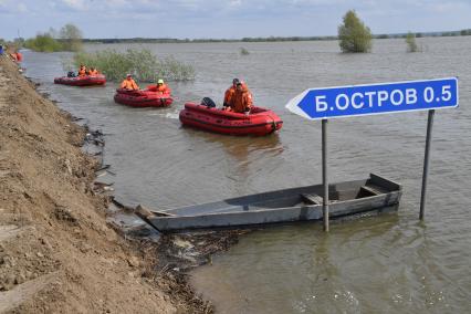 Тюменская область,  Ишим. Сотрудники МЧС   России  проводят   работы по укреплению дамбы .