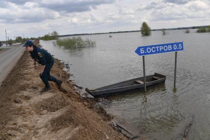 Тюменская область,  Ишим. Сотрудник  МЧС России .