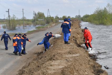 Тюменская область,  Ишим. Сотрудники МЧС   России  проводят   работы по укреплению дамбы .