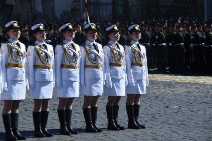 Москва. Девушки-курсантки перед началом генеральной репетиции военного парада , посвященного 72-й годовщине Победы в Великой Отечественной войне .