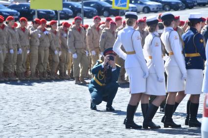 Москва.  Участники парада фотографируются перед началом репетиции .