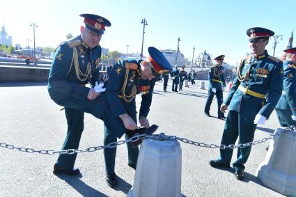 Москва. Участники парада приводят в порядок внешний вид перед началом репетиции.