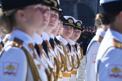 Москва.  Девушки-курсантки перед началом  генеральной репетиции военного  парада , посвященного 72-й годовщине Победы в Великой Отечественной войне .