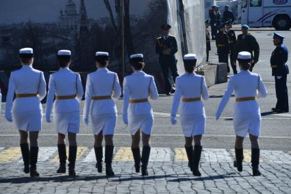 Москва.  Девушки-курсантки перед началом  генеральной репетиции военного  парада , посвященного 72-й годовщине Победы в Великой Отечественной войне .