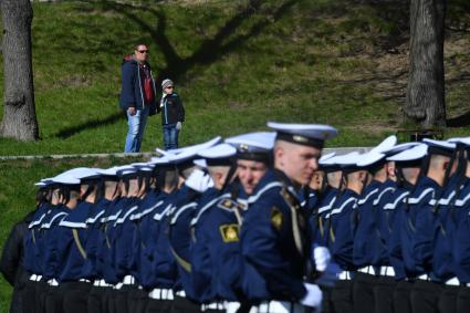 Москва. Военнослужащие перед началом генеральной репетиции военного парада , посвященного 72-й годовщине Победы в Великой Отечественной войне .