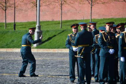 Москва.  Участники парада фотографируются перед началом репетиции.