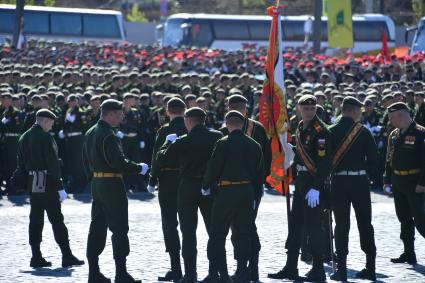 Москва.  Военнослужащие перед началом  генеральной репетиции военного  парада , посвященного 72-й годовщине Победы в Великой Отечественной войне .