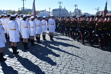 Москва. Девушки-курсантки перед началом генеральной репетиции военного парада , посвященного 72-й годовщине Победы в Великой Отечественной войне .
