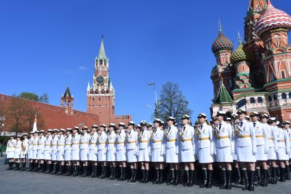 Москва.  Девушки-курсантки перед началом  генеральной репетиции военного  парада , посвященного 72-й годовщине Победы в Великой Отечественной войне .